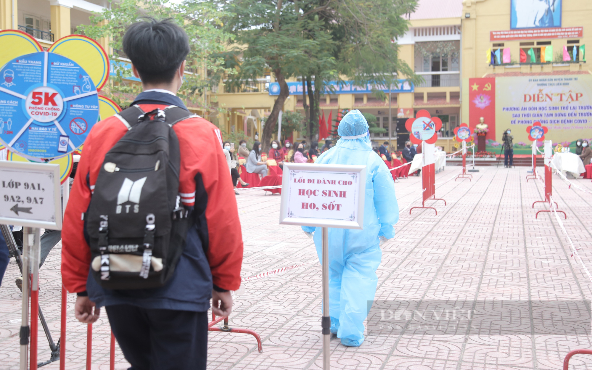 Sáng nay (22/11), học sinh một số nơi ở Hà Nội háo hức trong ngày đầu đi học lại - Ảnh 4.