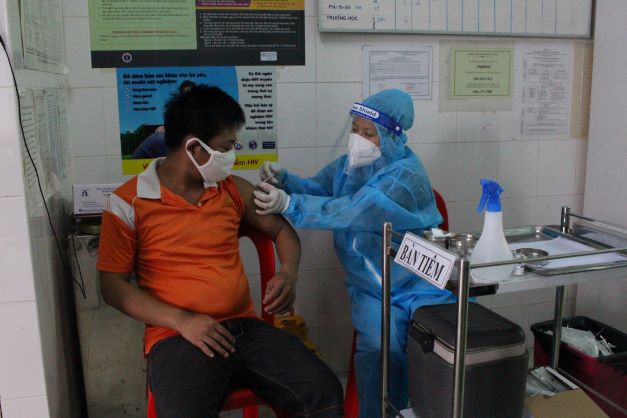 Ninh Thuận: Tiêm vắc xin Covid-19 cho hơn 72.000 trẻ từ 12 tuổi đến dưới 18 tuổi  - Ảnh 1.