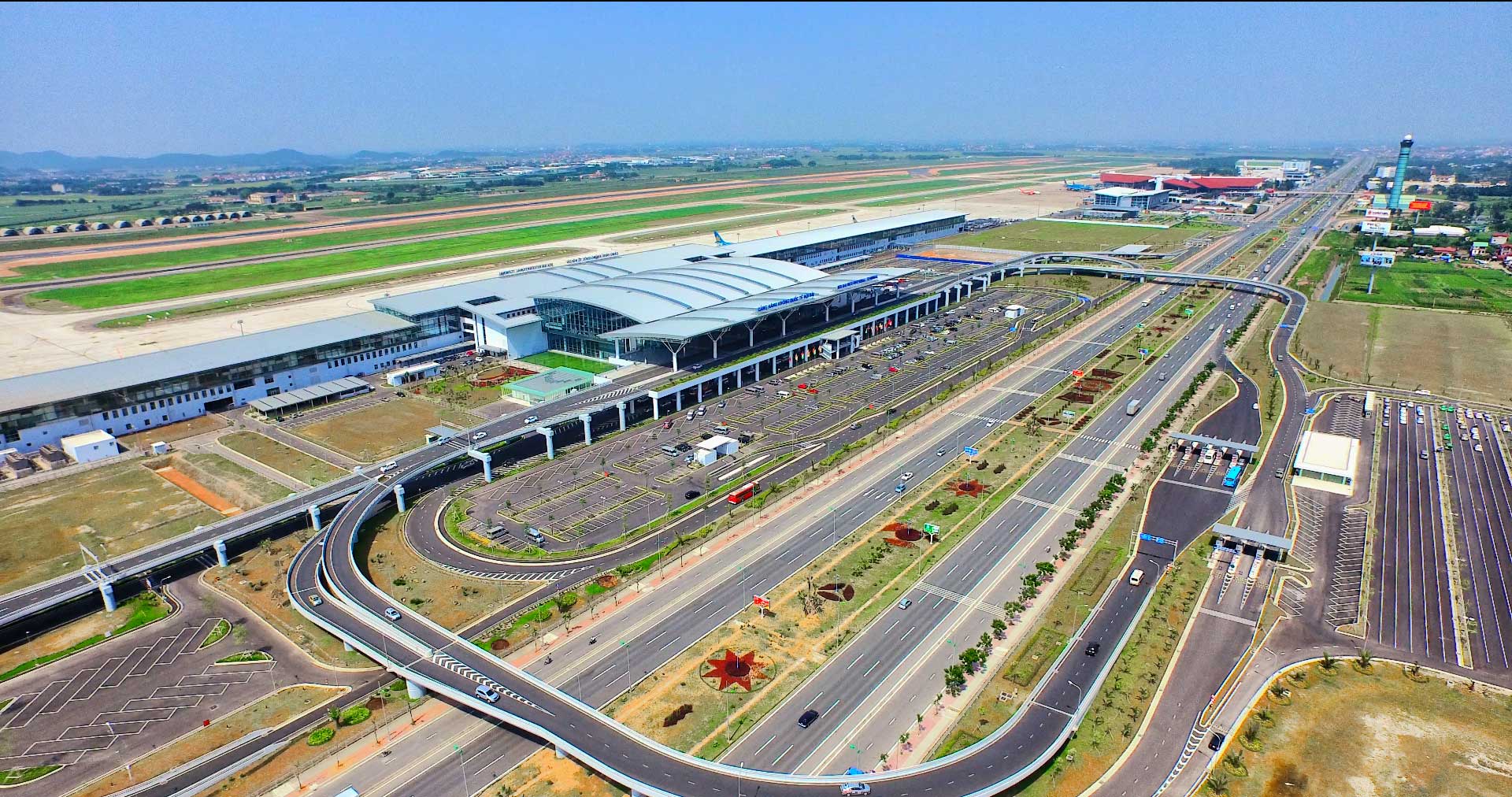 Hà Nội nghiên cứu bổ sung thêm sân bay thứ 2 và phát triển các thành phố trực thuộc - Ảnh 1.