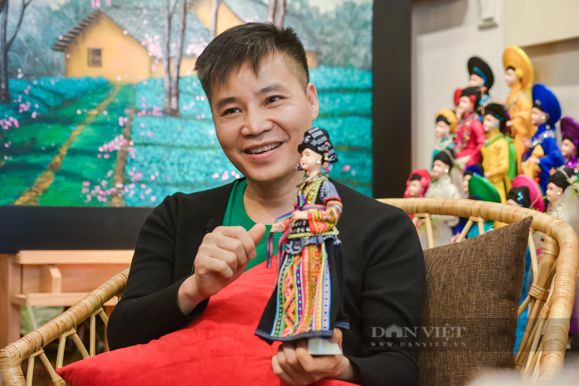 Người nghệ sĩ ‘mê thổi hồn’ búp bê để lưu giữ nét văn hóa 54 dân tộc Việt - Ảnh 1.