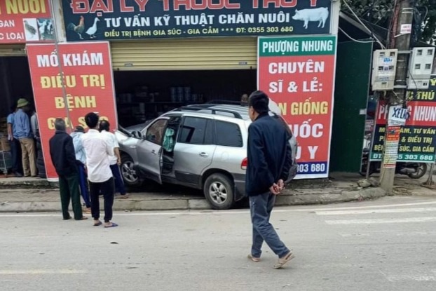 Ô tô 7 chỗ đâm thẳng vào cửa hàng, người phụ nữ đang ngồi bán hàng thoát chết trong gang tấc - Ảnh 2.