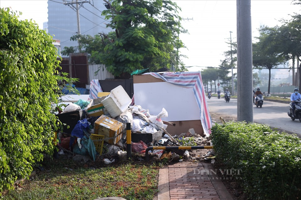 Nhiều bãi rác xuất hiện ở khu vực nội đô TP.HCM làm mất mỹ quan đô thị - Ảnh 5.
