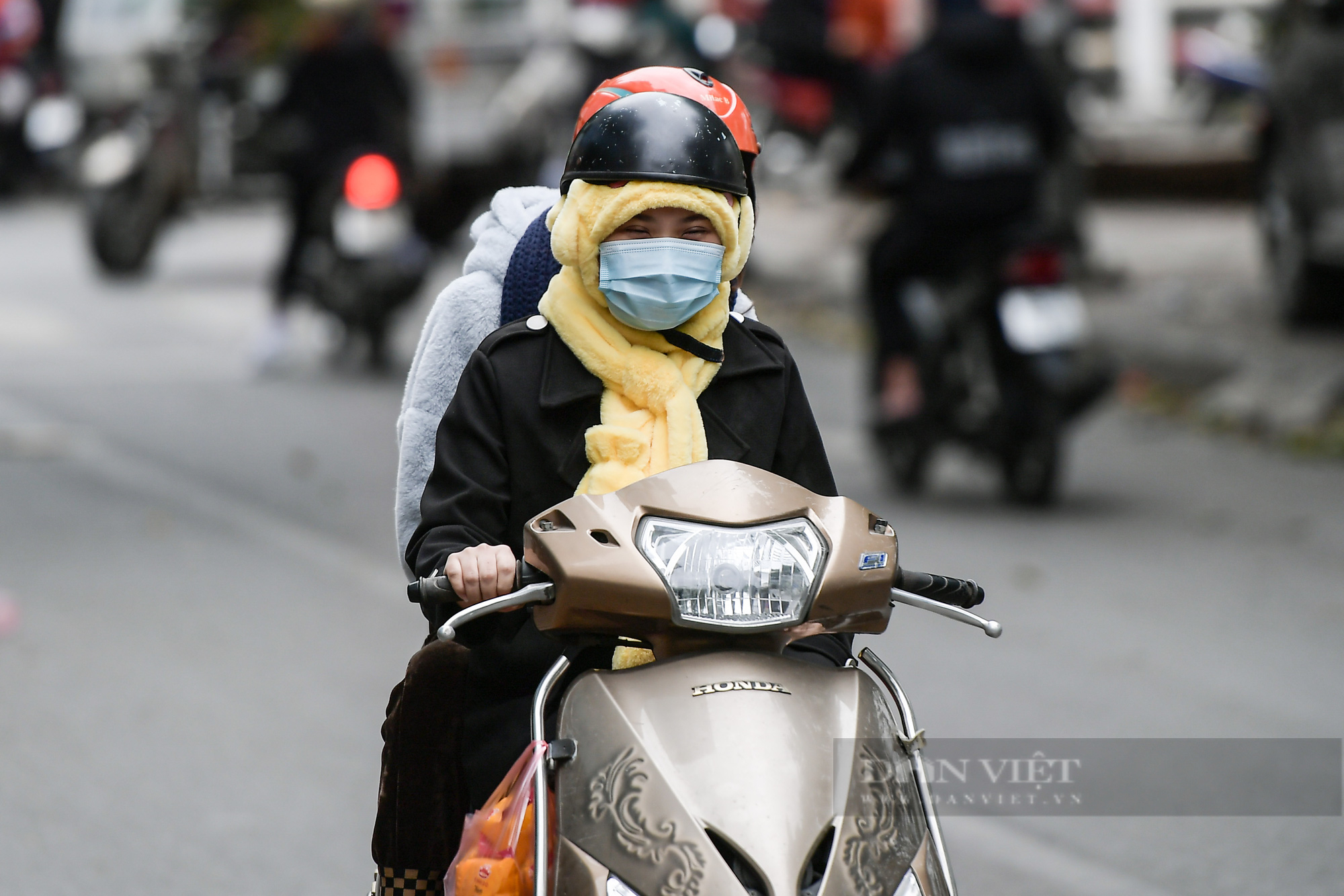 Hà Nội: Không khí lạnh tràn về người dân phải mặc thêm áo ấm, quàng khăn chống rét - Ảnh 10.