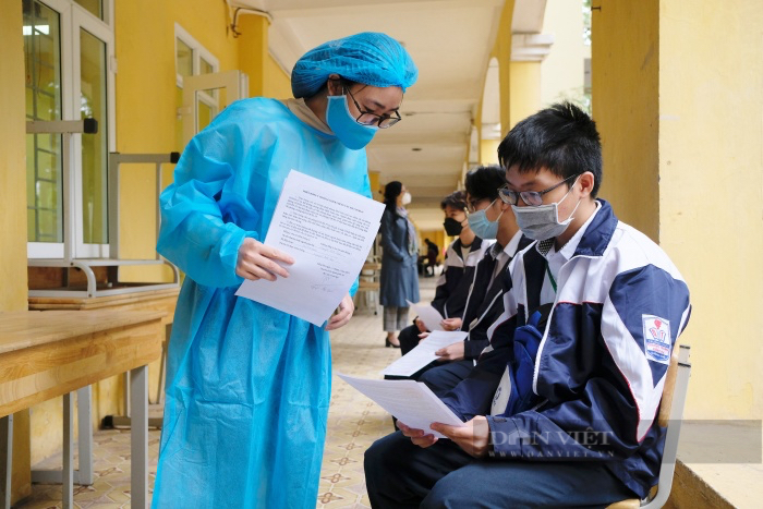 Mẹ chống nạng đồng hành cùng con trong ngày đầu tiên học sinh Hà Nội tiêm vaccine Pfizer cho trẻ  - Ảnh 5.