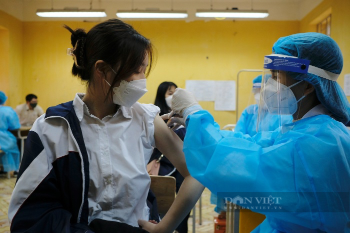 Mẹ chống nạng đồng hành cùng con trong ngày đầu tiên học sinh Hà Nội tiêm vaccine Pfizer cho trẻ  - Ảnh 6.