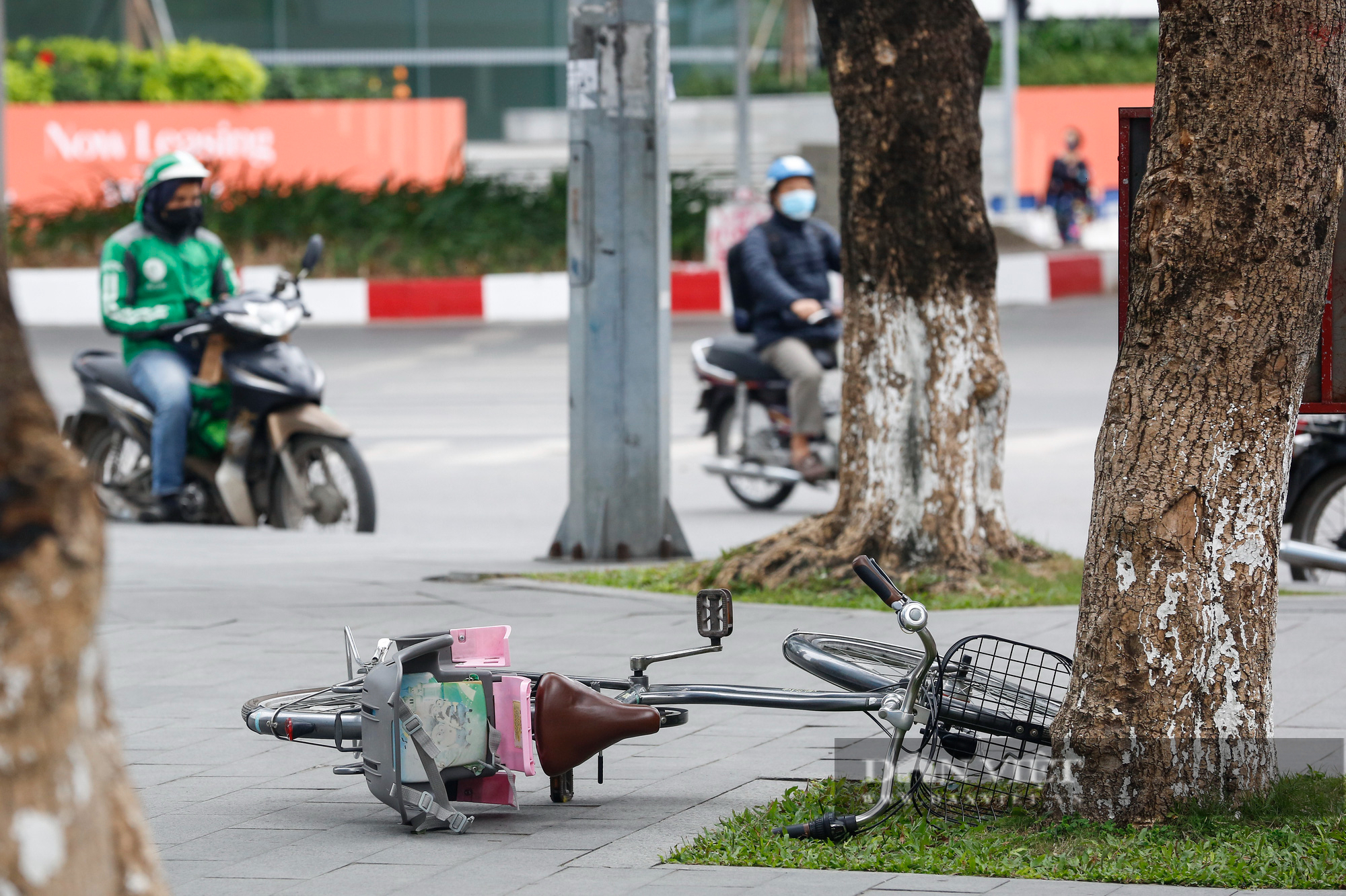 Hà Nội: Không khí lạnh tràn về người dân phải mặc thêm áo ấm, quàng khăn chống rét - Ảnh 3.