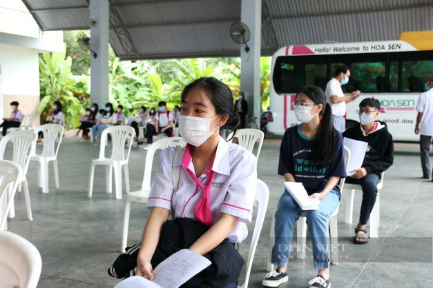 Ninh Thuận: Học sinh và phụ huynh phấn khởi đi tiêm vaccine phòng Covid-19 - Ảnh 9.