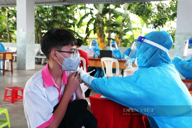 Ninh Thuận: Học sinh và phụ huynh phấn khởi đi tiêm vaccine phòng Covid-19 - Ảnh 1.