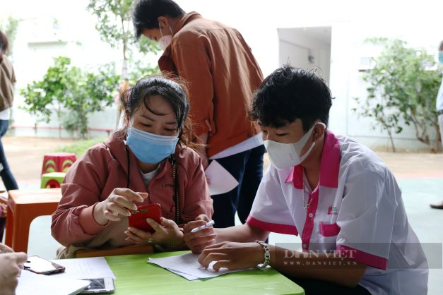 Ninh Thuận: Học sinh và phụ huynh phấn khởi đi tiêm vaccine phòng Covid-19 - Ảnh 6.