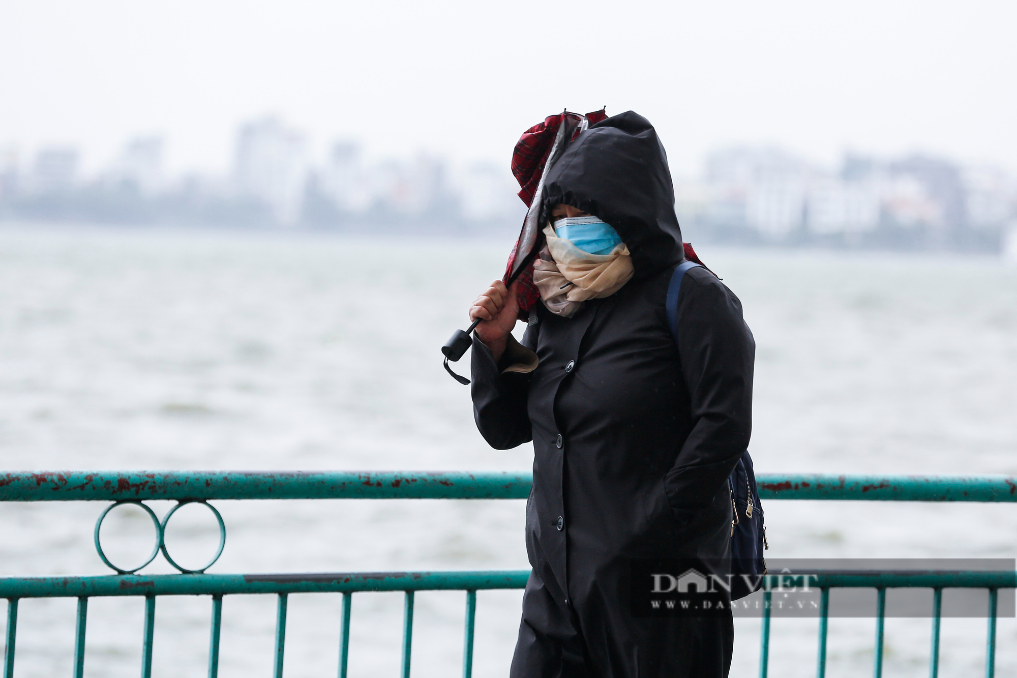 Hà Nội: Không khí lạnh tràn về người dân phải mặc thêm áo ấm, quàng khăn chống rét - Ảnh 5.