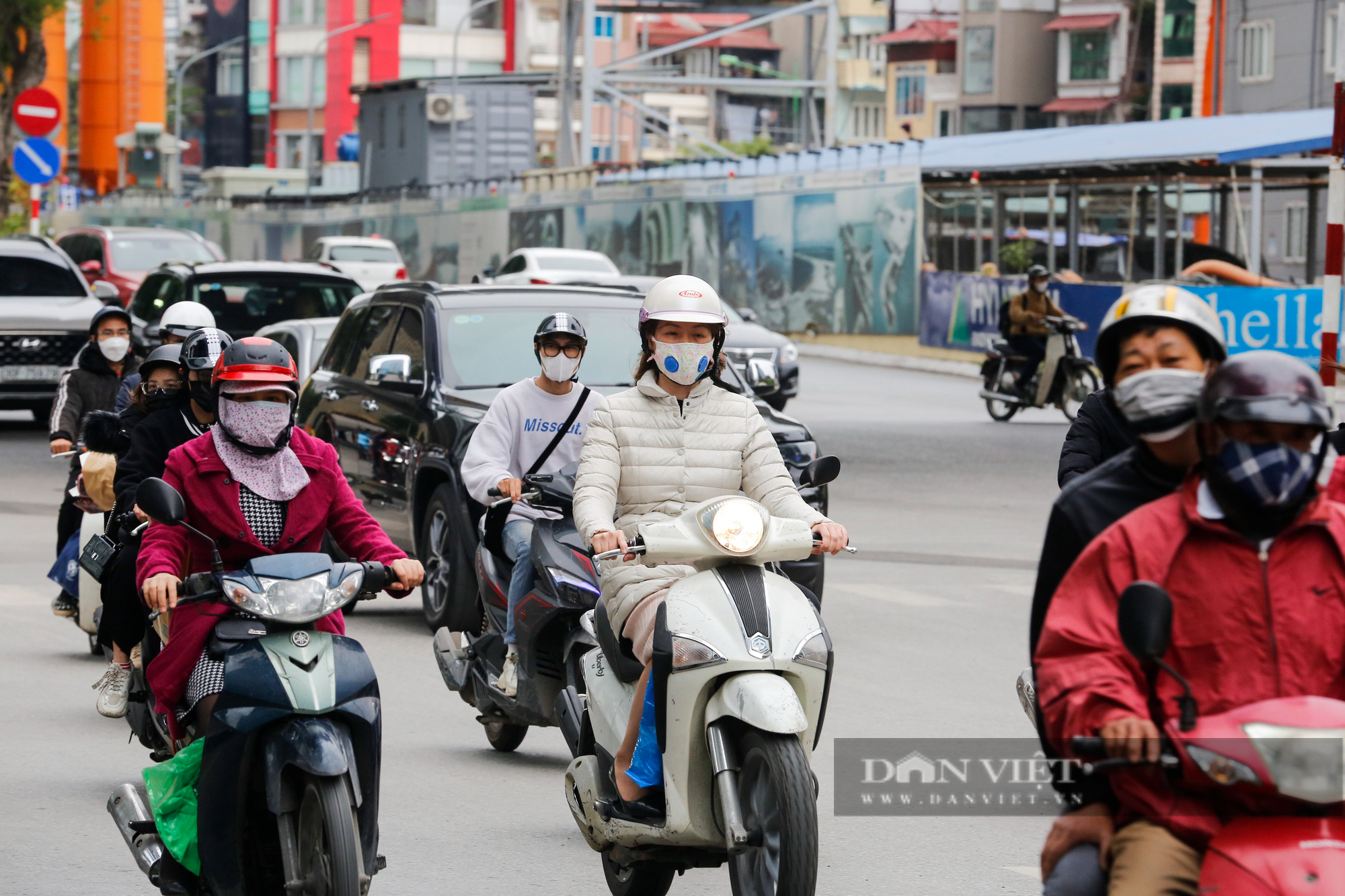 Hà Nội: Không khí lạnh tràn về người dân phải mặc thêm áo ấm, quàng khăn chống rét - Ảnh 7.