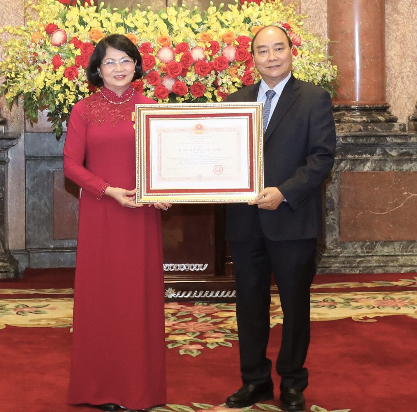 Nguyên Phó Chủ tịch nước Đặng Thị Ngọc Thịnh nhận Huân chương và quyết định nghỉ hưu - Ảnh 1.