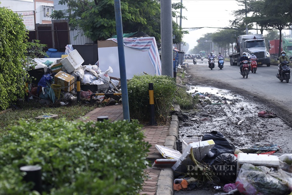 Nhiều bãi rác xuất hiện ở khu vực nội đô TP.HCM làm mất mỹ quan đô thị - Ảnh 3.
