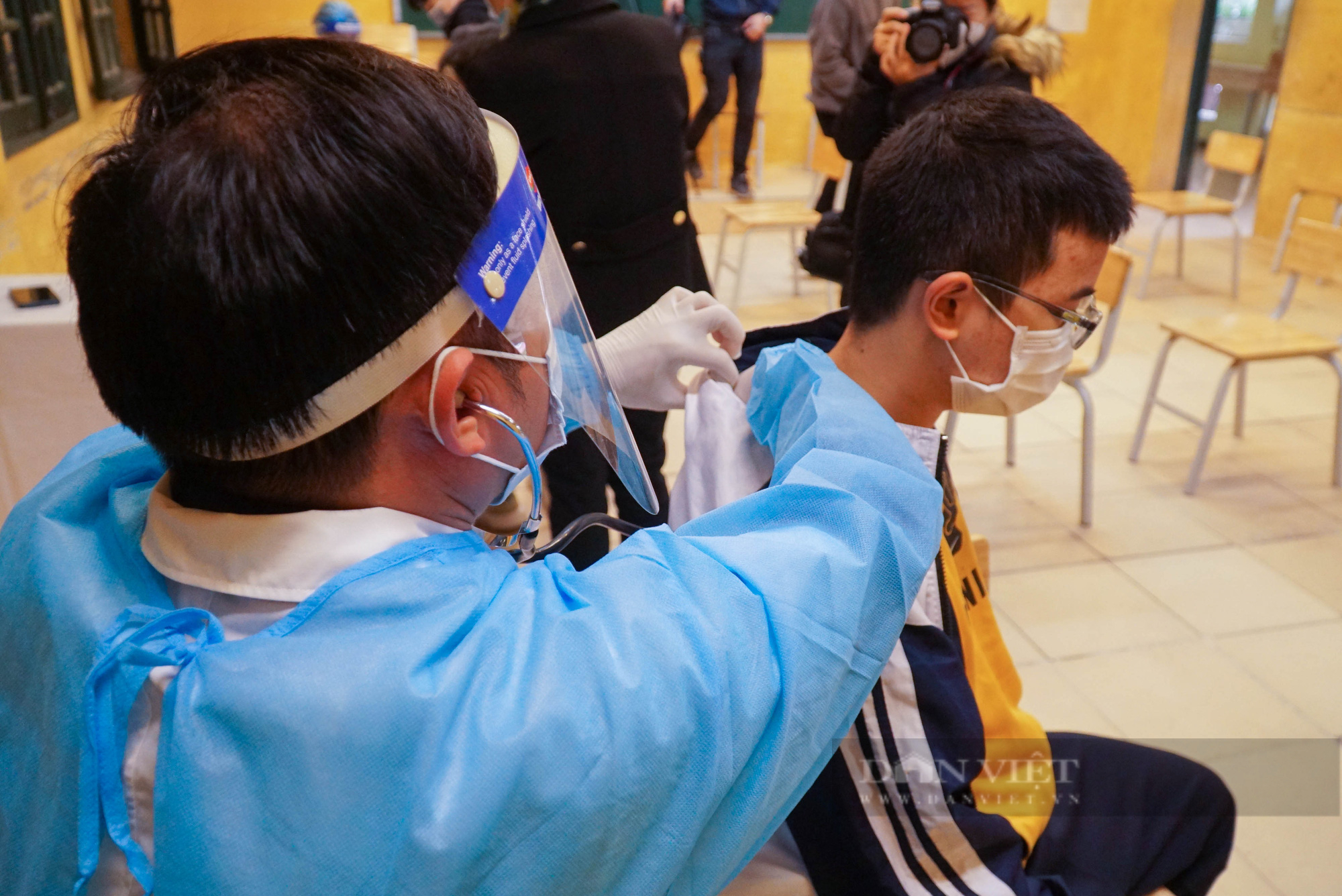 Những mũi tiêm vaccine đầu tiên cho trẻ dưới 18 tại Hà Nội - Ảnh 4.