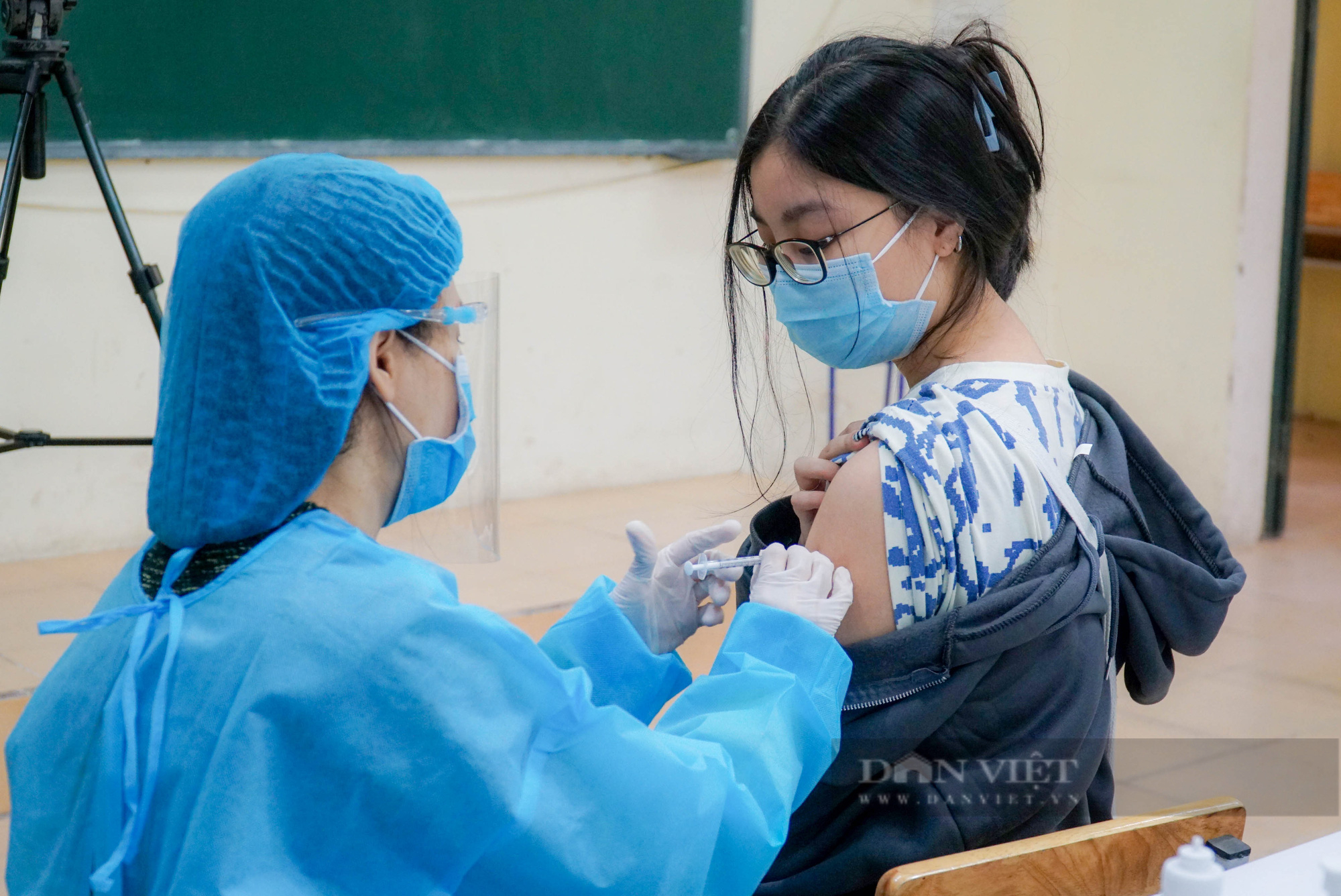 Những mũi tiêm vaccine đầu tiên cho trẻ dưới 18 tại Hà Nội - Ảnh 5.