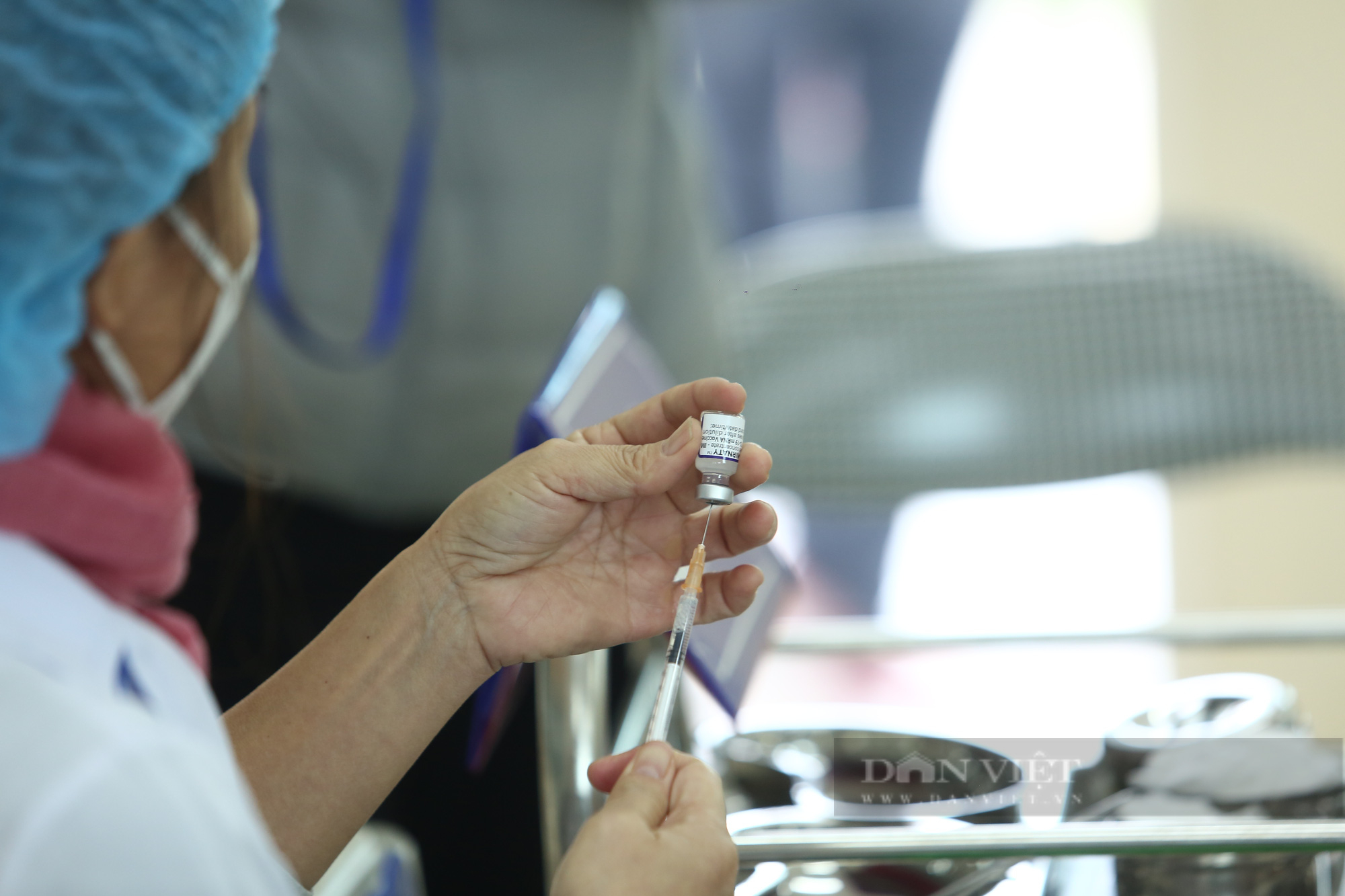 Những mũi tiêm vaccine đầu tiên cho trẻ dưới 18 tại Hà Nội - Ảnh 6.