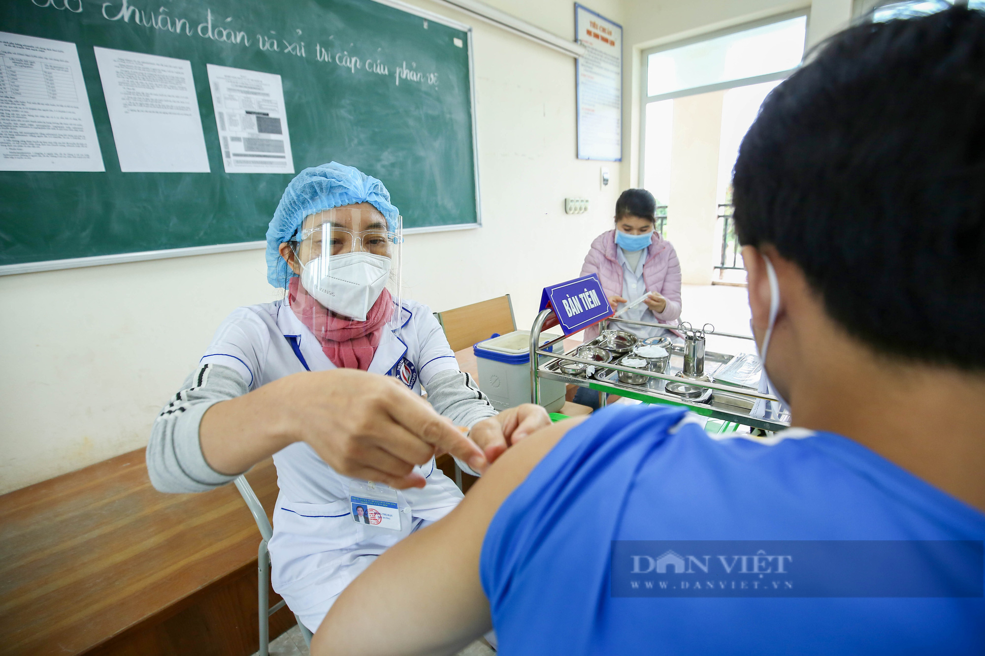 Những mũi tiêm vaccine đầu tiên cho trẻ dưới 18 tại Hà Nội - Ảnh 8.