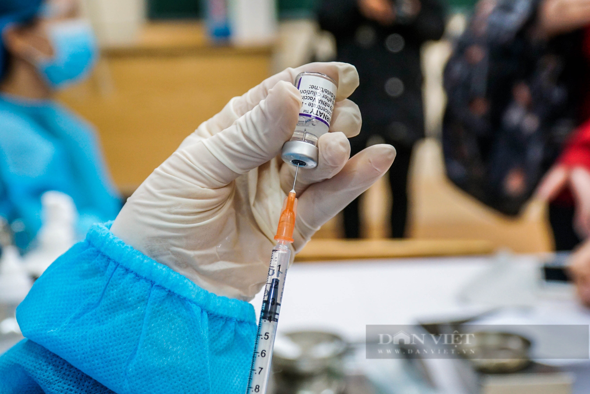 Những mũi tiêm vaccine đầu tiên cho trẻ dưới 18 tại Hà Nội - Ảnh 9.