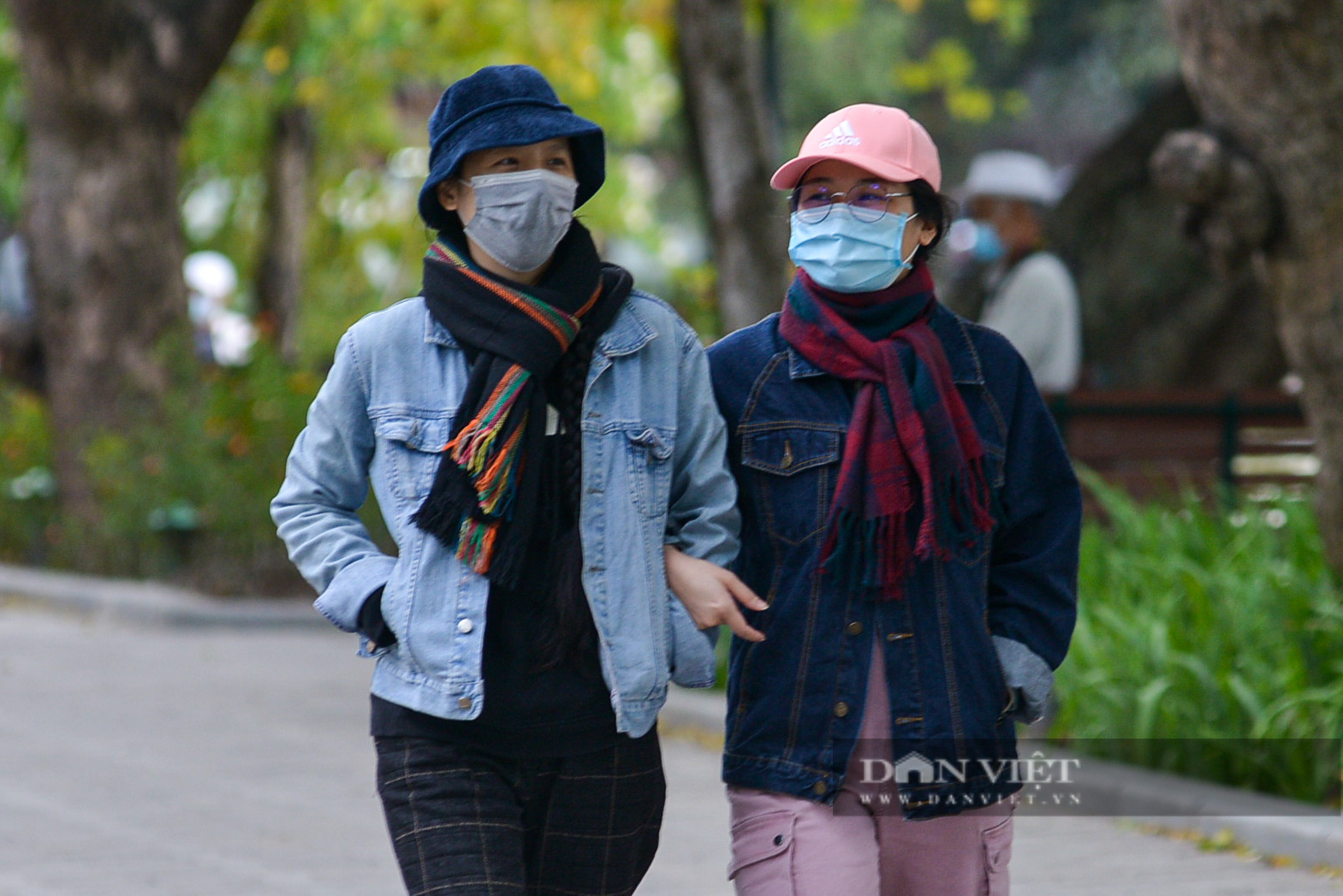 Hà Nội: Không khí lạnh tràn về người dân phải mặc thêm áo ấm, quàng khăn chống rét - Ảnh 10.