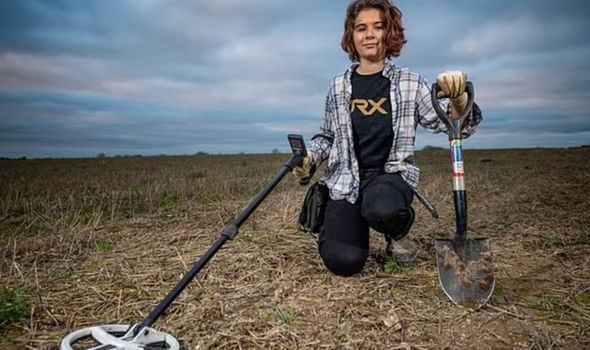 Cô bé 13 tuổi khiến các nhà khảo cổ học choáng váng bởi sự may mắn đến kỳ lạ của mình - Ảnh 1.