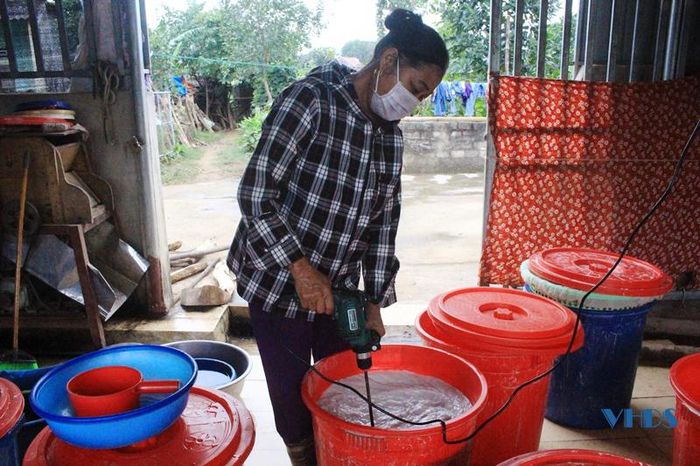 Thứ sợi dài ngoằng, màu trong hơi xám, khi nấu sợi dẻo, mềm, dai, không nát giúp nông dân ở đây khấm khá - Ảnh 2.