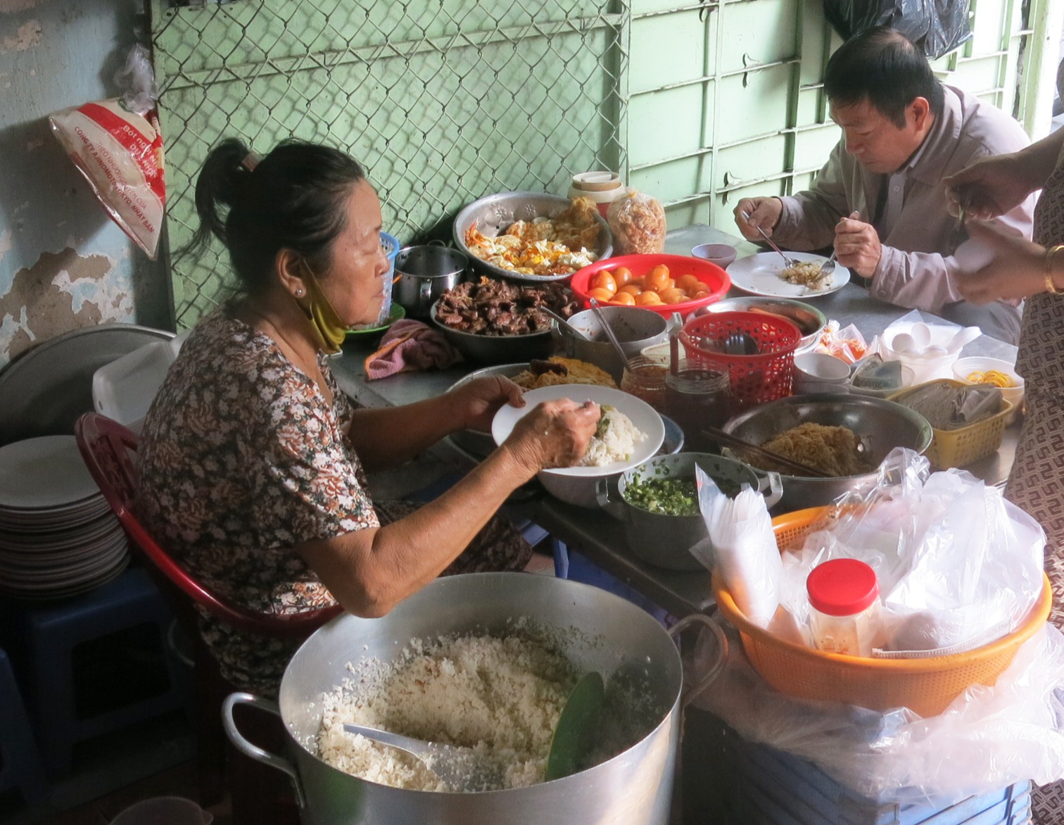 Trứng kho lòng đào và miếng tấm vàng giòn điệu nghệ - Ảnh 2.