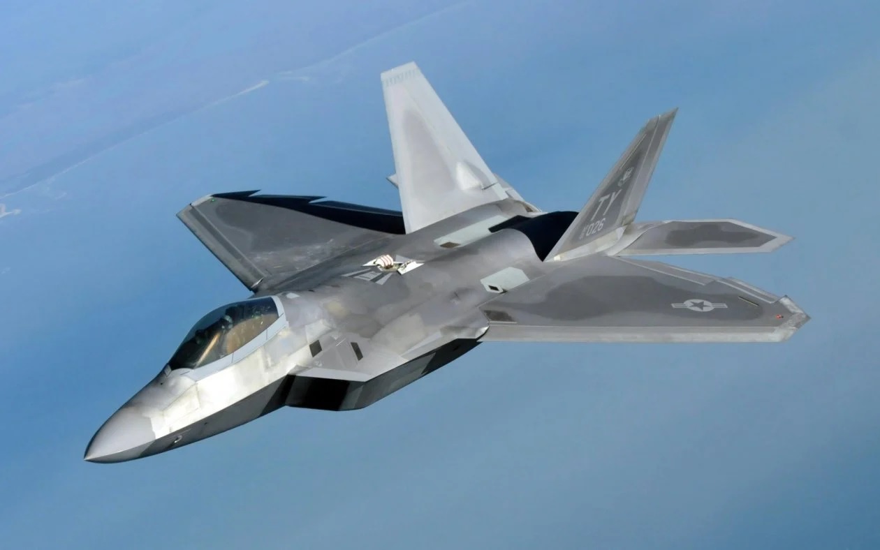 'Vua bầu trời' F-22 Raptor bị đàn ong mật 20.000 con 'ngang ngược chiếm' làm tổ - Ảnh 1.