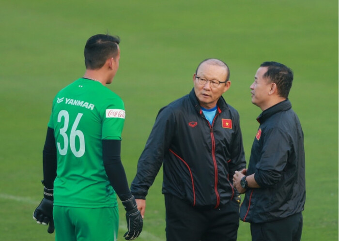 &quot;Làm to chuyện&quot; với Tấn Trường, HLV Park được ví với Sir Alex Ferguson - Ảnh 1.