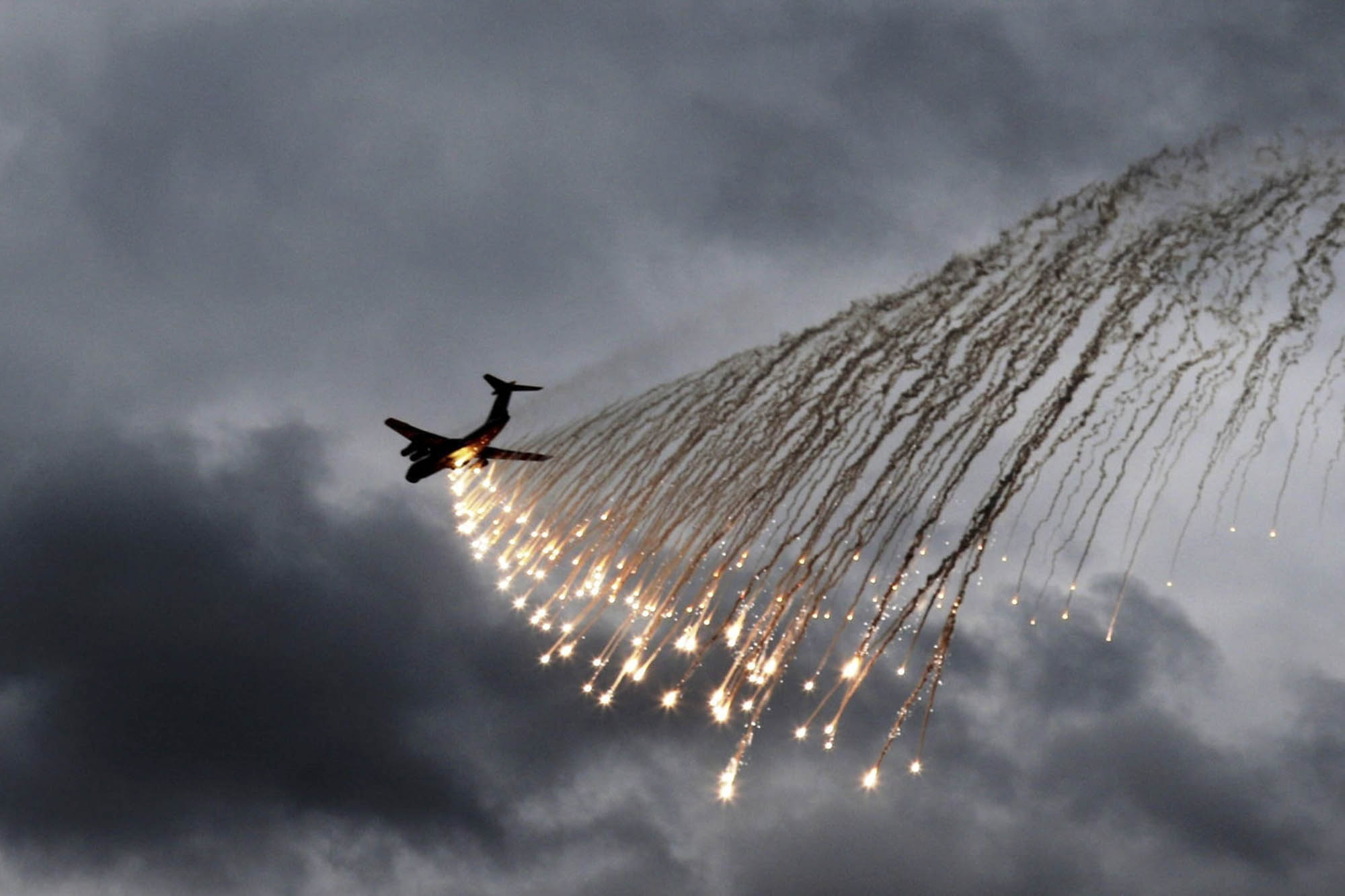 Video xe tăng, máy bay Ukraine rầm rộ tập trận sau cảnh báo đáng sợ về Nga - Ảnh 4.