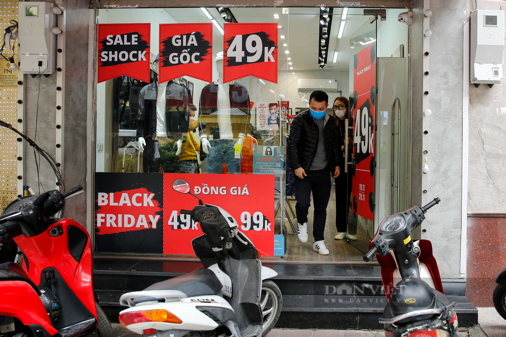 Black Friday: Phố thời trang Hà Nội rợp biển giảm giá &quot;sốc&quot;  - Ảnh 2.