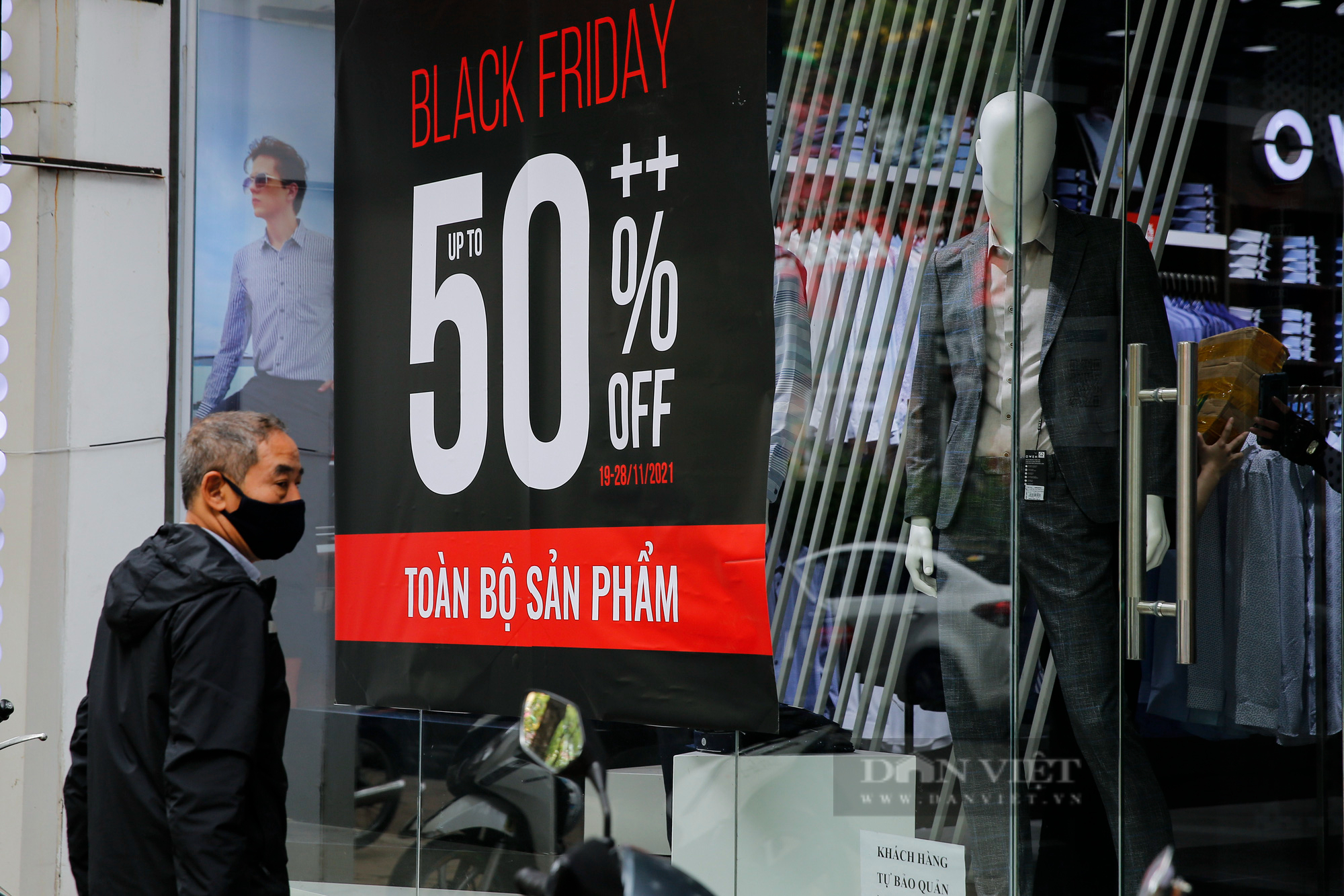 Black Friday: Phố thời trang Hà Nội rợp biển giảm giá &quot;sốc&quot;  - Ảnh 3.