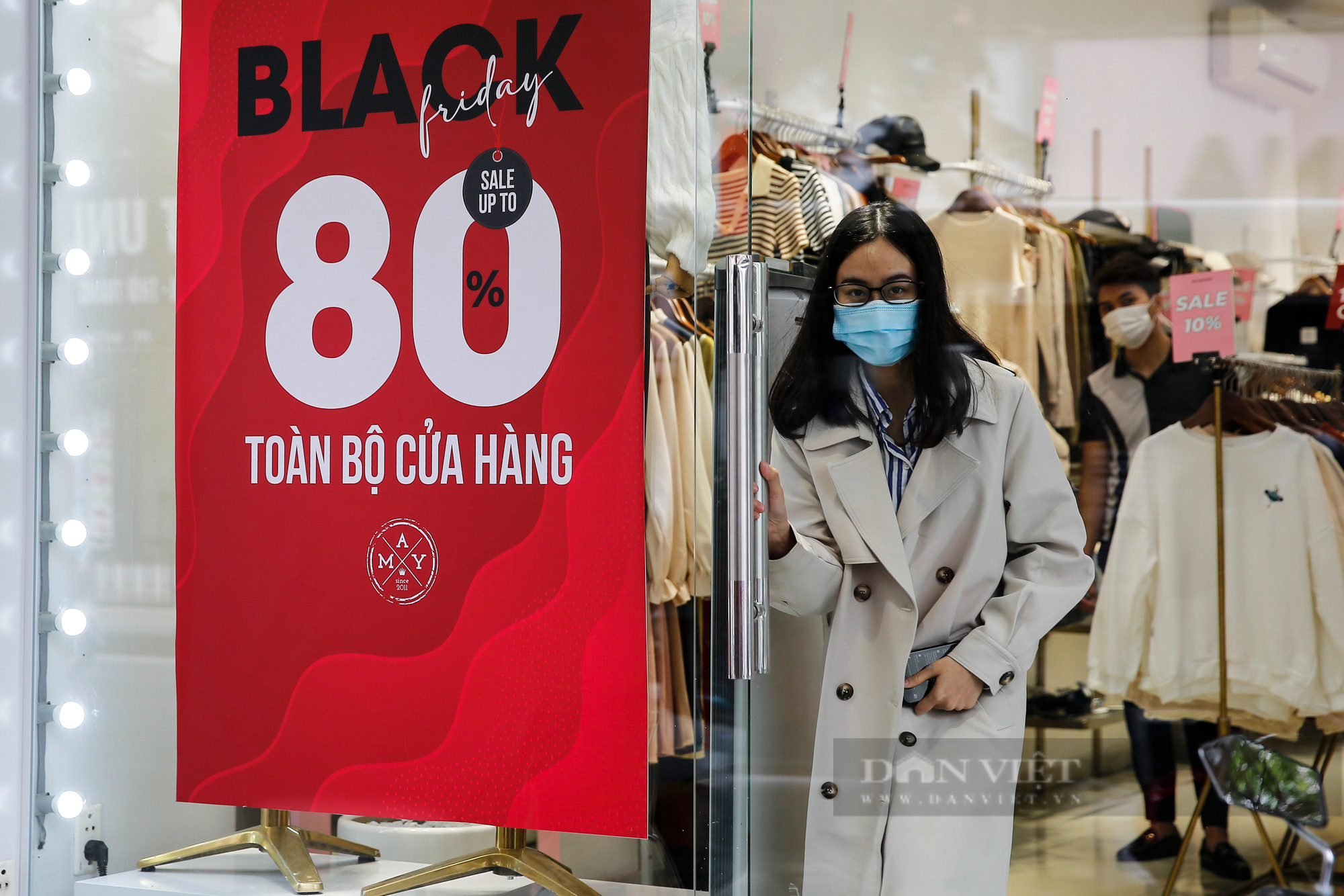 Black Friday: Phố thời trang Hà Nội rợp biển giảm giá &quot;sốc&quot;  - Ảnh 7.