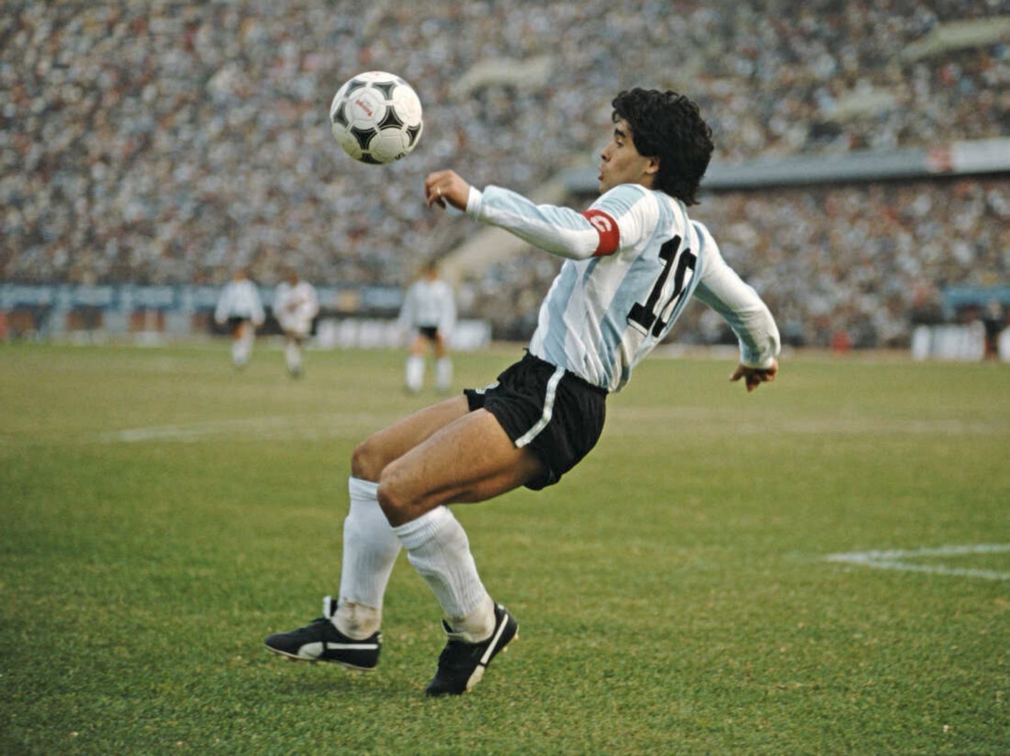 Maradona mãi là cậu bé vàng của bóng đá - Ảnh 2.