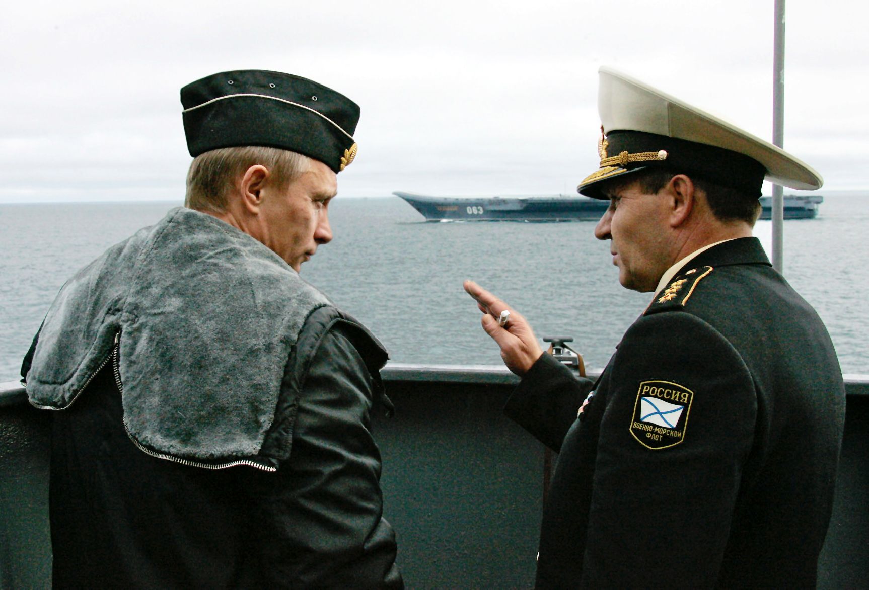 Tổng tư lệnh Putin &quot;cực ngầu&quot; khi mặc quân phục - Ảnh 5.