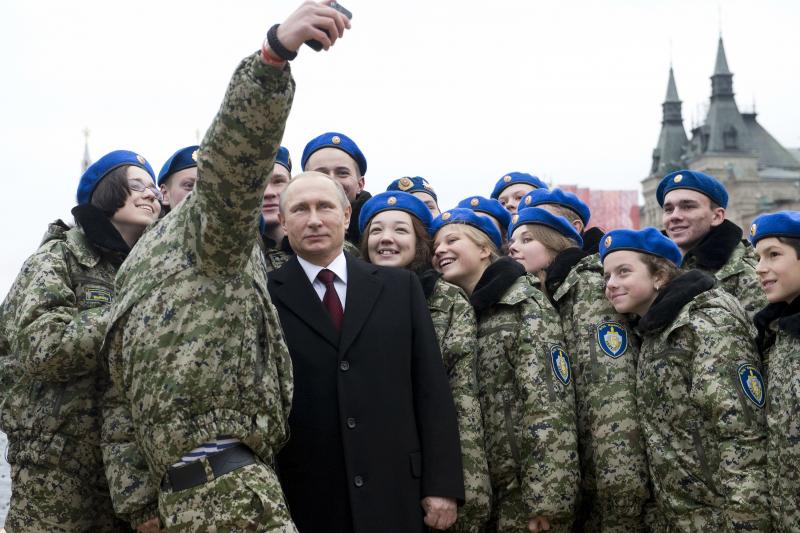 Tổng tư lệnh Putin &quot;cực ngầu&quot; khi mặc quân phục - Ảnh 8.