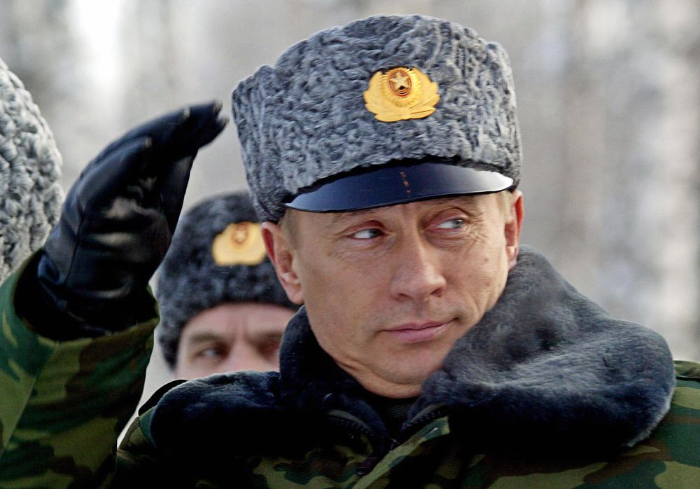 Tổng tư lệnh Putin &quot;cực ngầu&quot; khi mặc quân phục - Ảnh 7.