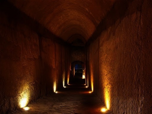 Chiếc đèn sáng 1.500 năm không tắt và nguồn năng lượng bí ẩn trong lăng mộ - Ảnh 2.