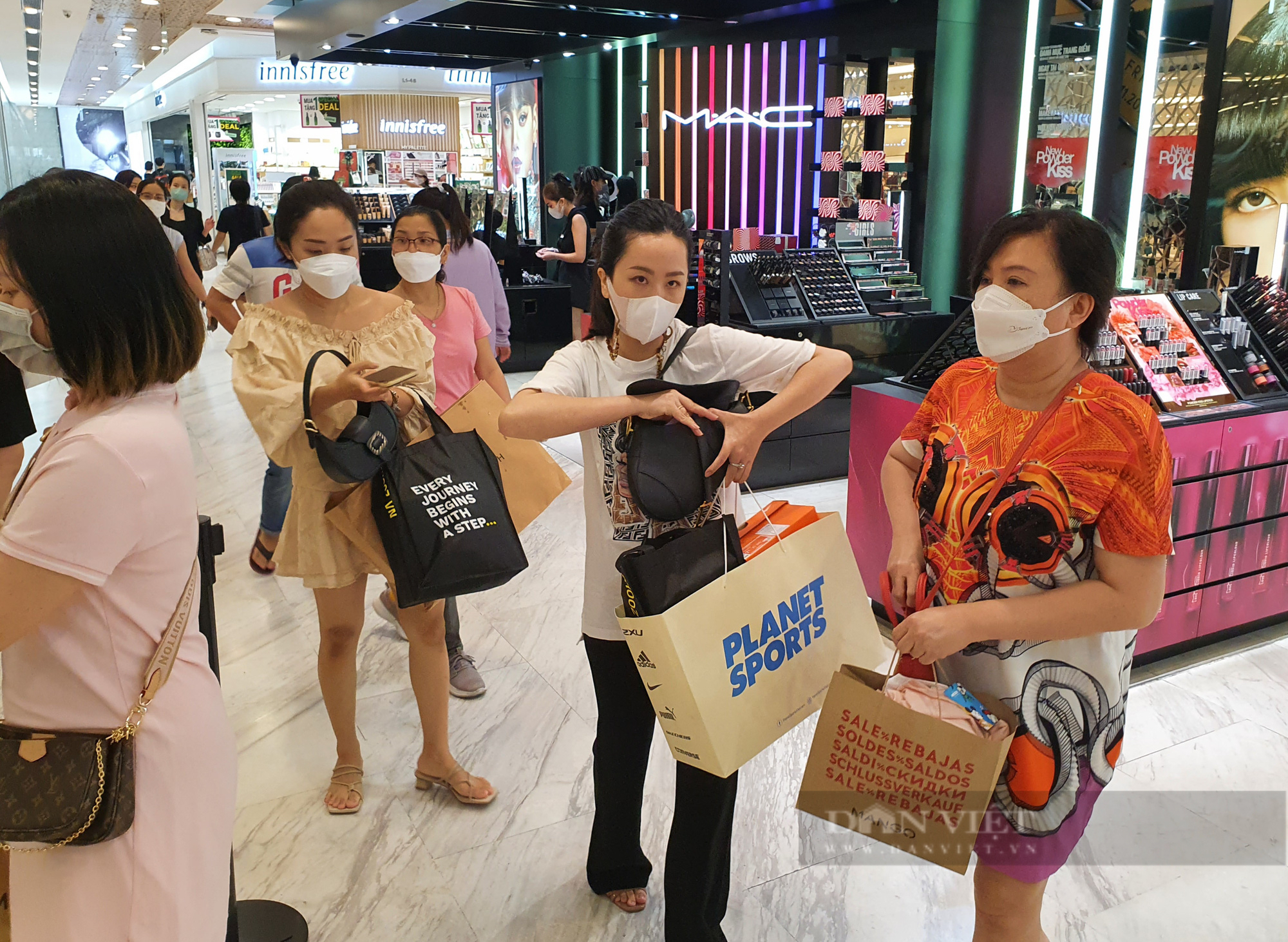 Người Sài Gòn đổ về trung tâm thương mại, săn hàng giảm giá 50-70% ngày Black Friday - Ảnh 1.