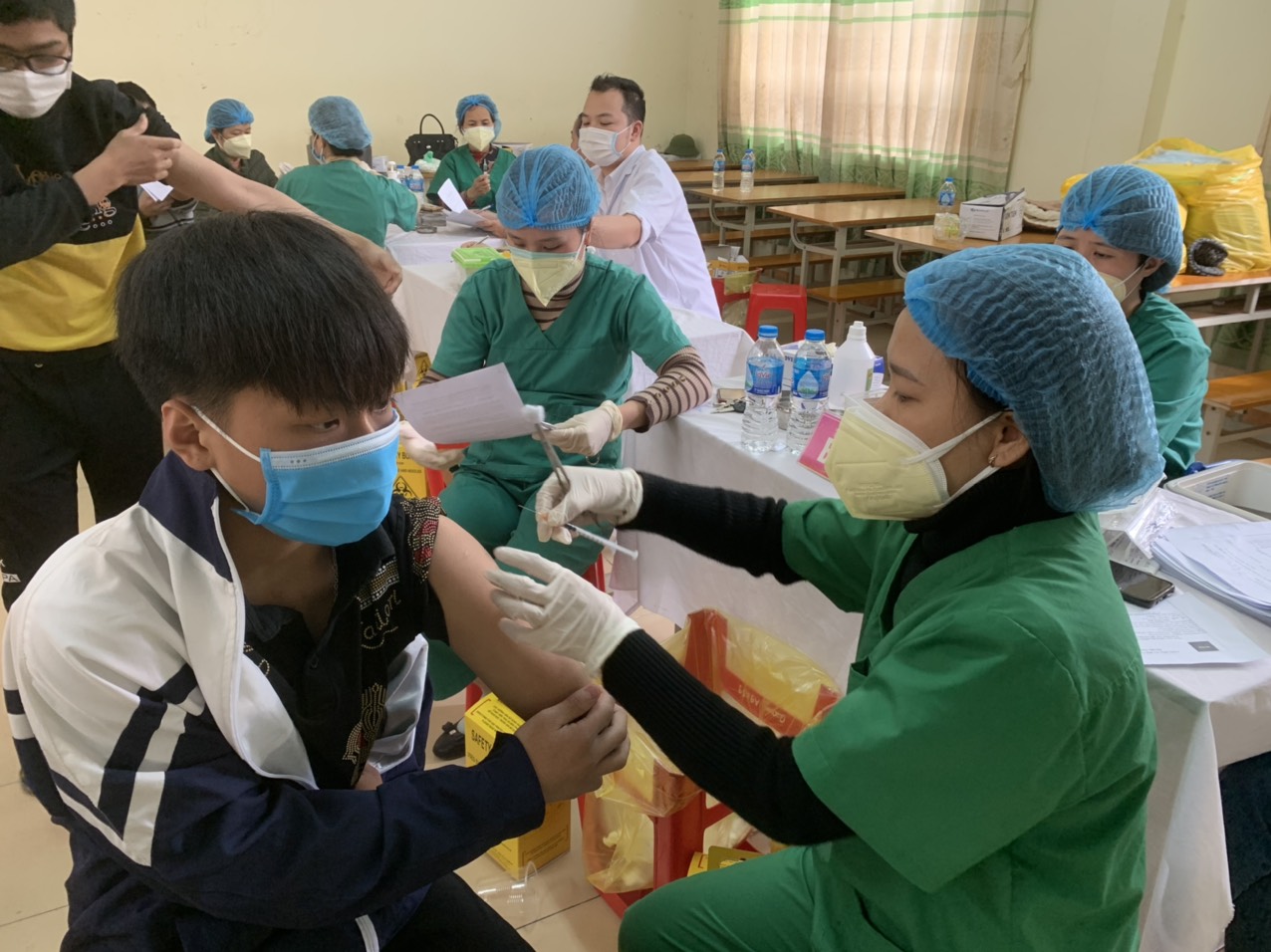 Bắc Giang: 2 học sinh phản ứng nặng sau tiêm vắc xin phòng Covid-19 &quot;qua cơn nguy kịch&quot; - Ảnh 1.