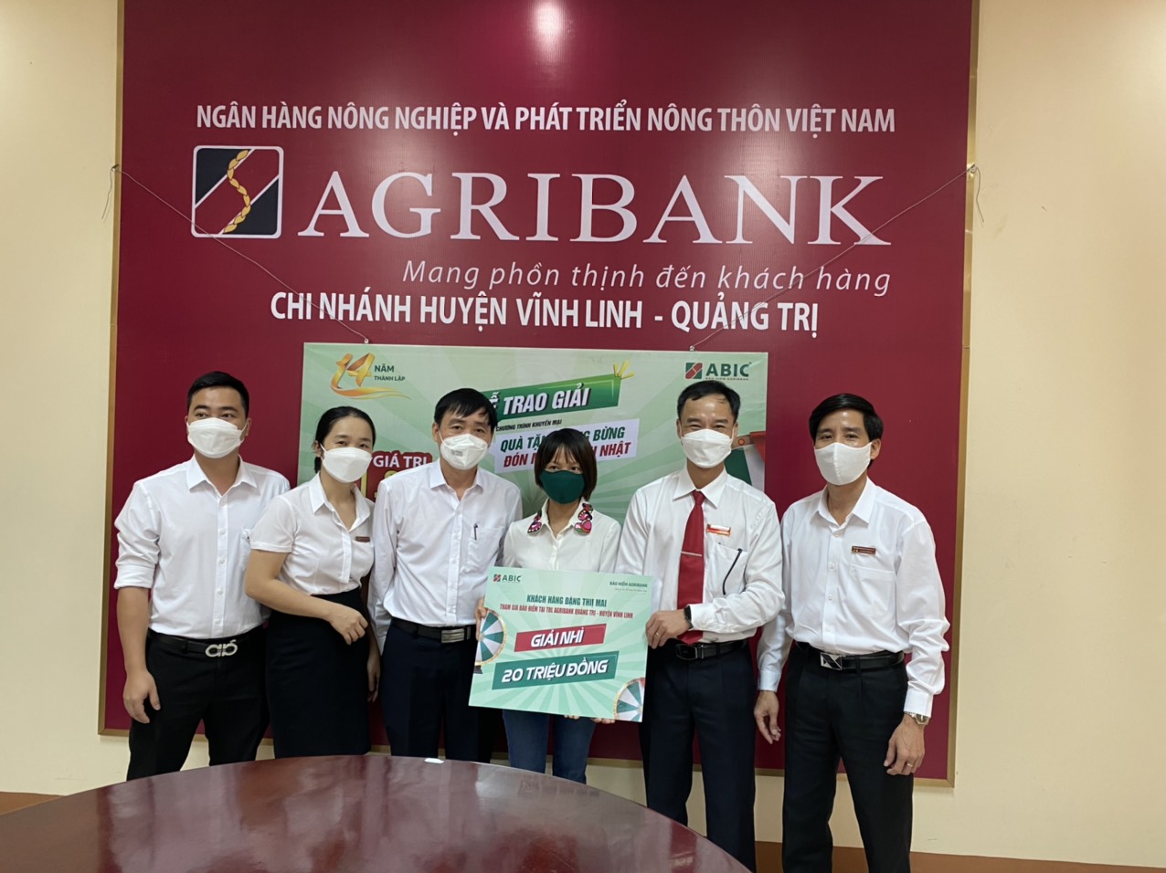 Bảo hiểm Agribank trao giải cho khách hàng may mắn trúng thưởng Chương trình “Quà tặng tưng bừng – Đón mừng sinh nhật” - Ảnh 3.