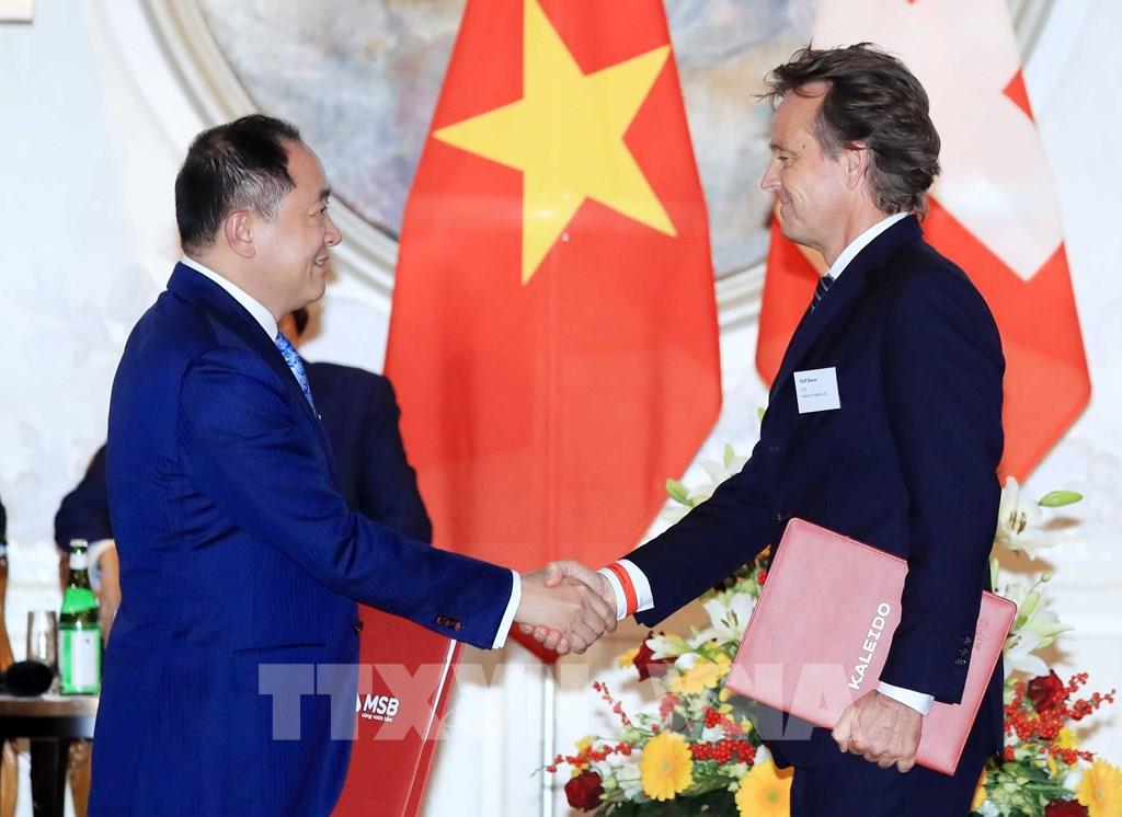 Chủ tịch nước Nguyễn Xuân Phúc và và Tổng thống Guy Parmelin đồng chủ trì Diễn đàn doanh nghiệp Việt Nam – Thụy Sỹ - Ảnh 4.