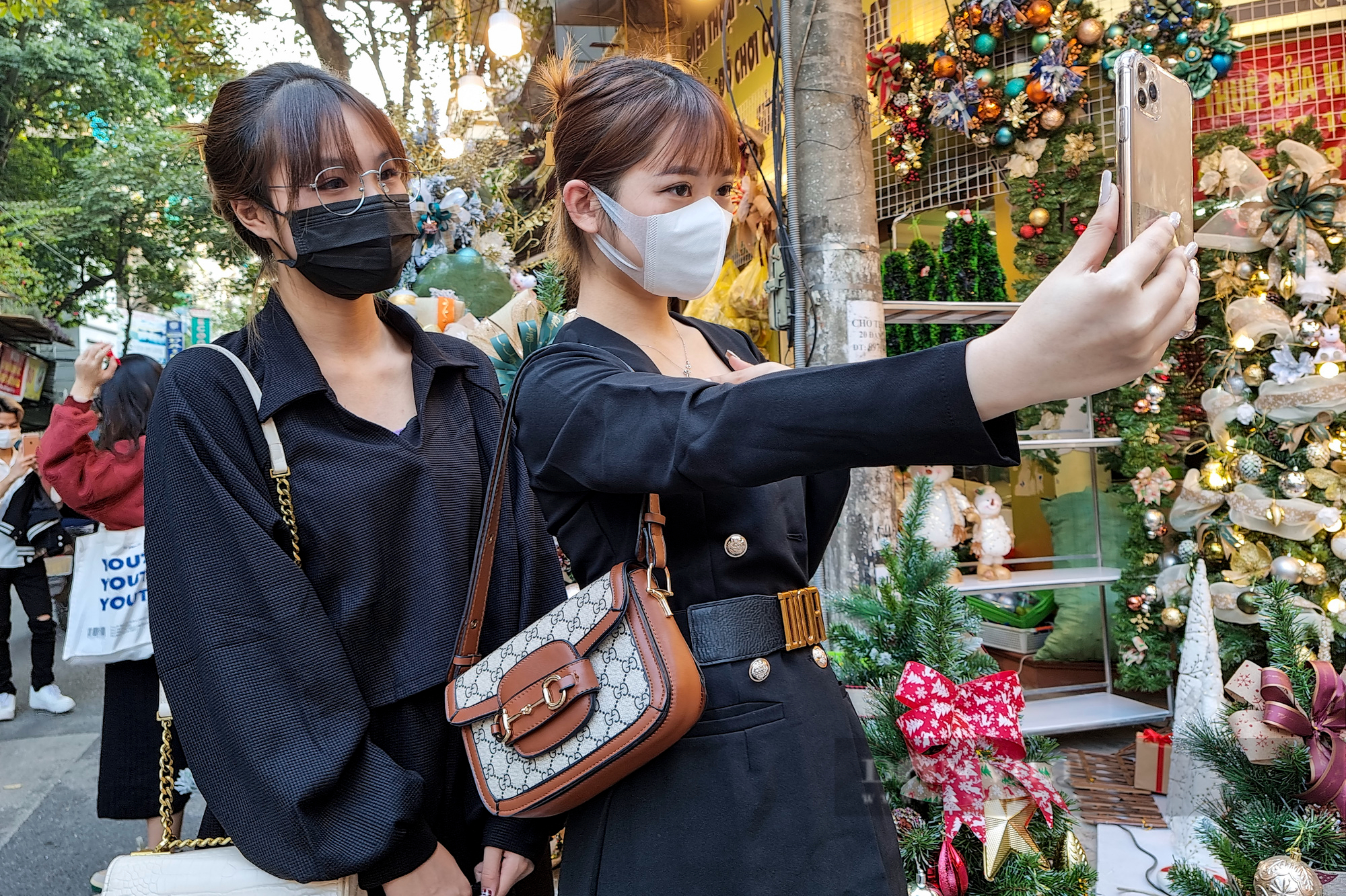Thiếu nữ Hà thành xúng xính lên phố Hàng Mã chụp ảnh Giáng sinh - Ảnh 4.