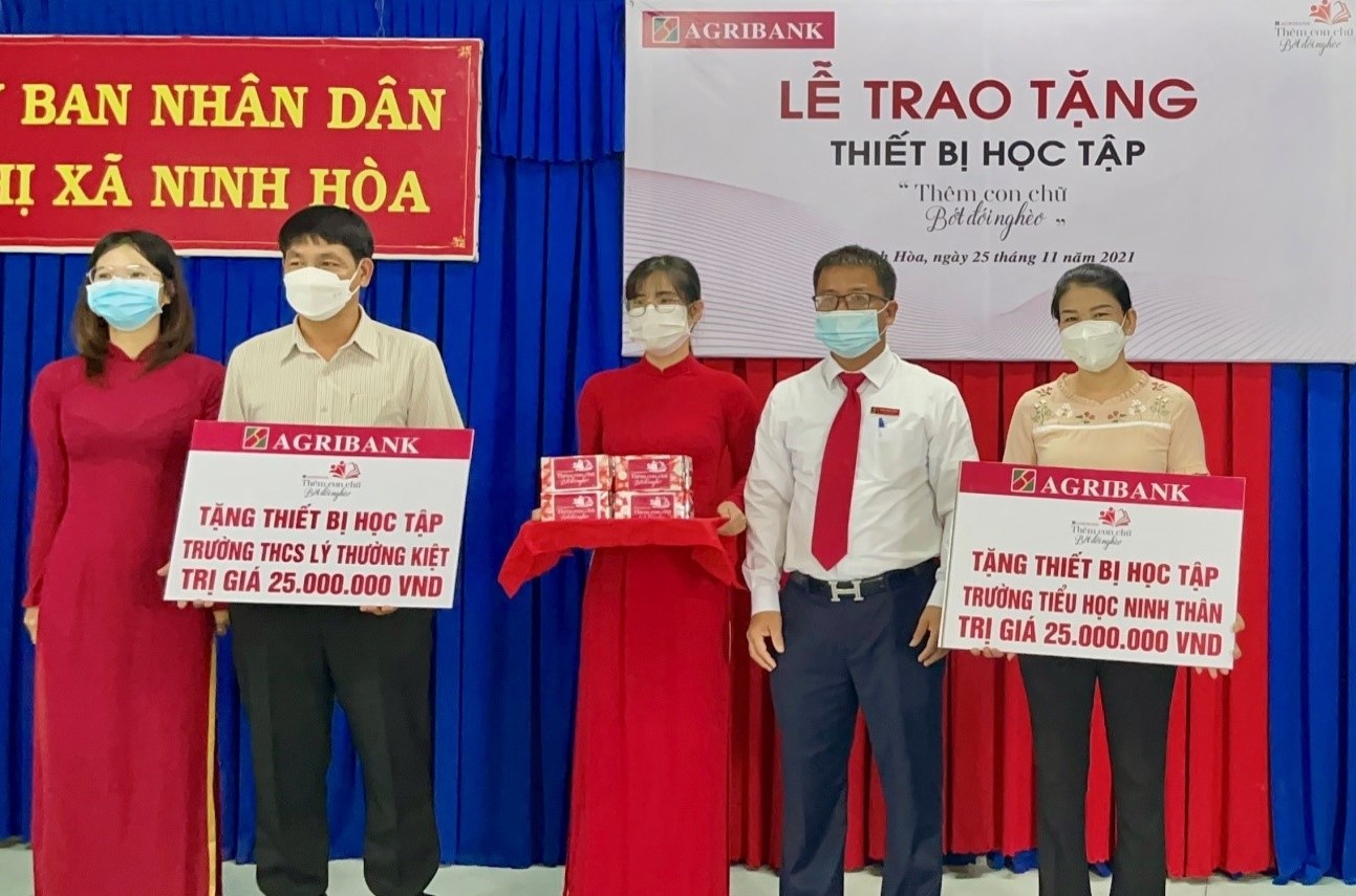 &quot;Thêm con chữ, bớt đói nghèo&quot; đến với các học sinh có hoàn cảnh khó khăn Ninh Hòa - Ảnh 1.