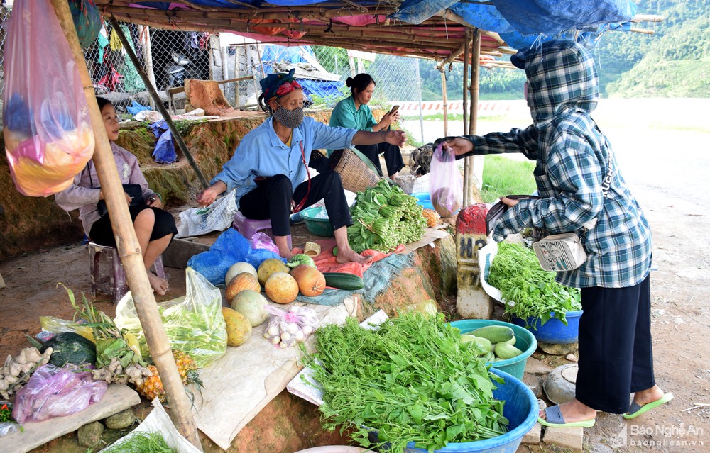 Phiên chợ &quot;nhà thừa gì bán nấy&quot; có đủ loại đặc sản rau, củ ở vùng cao nơi miền Tây xứ Nghệ - Ảnh 4.