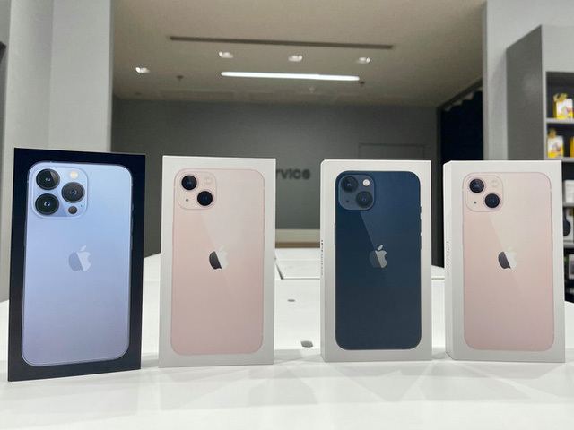 Giá iPhone 13 xách tay giảm tới hơn 10 triệu đồng sau 2 tháng - Ảnh 1.