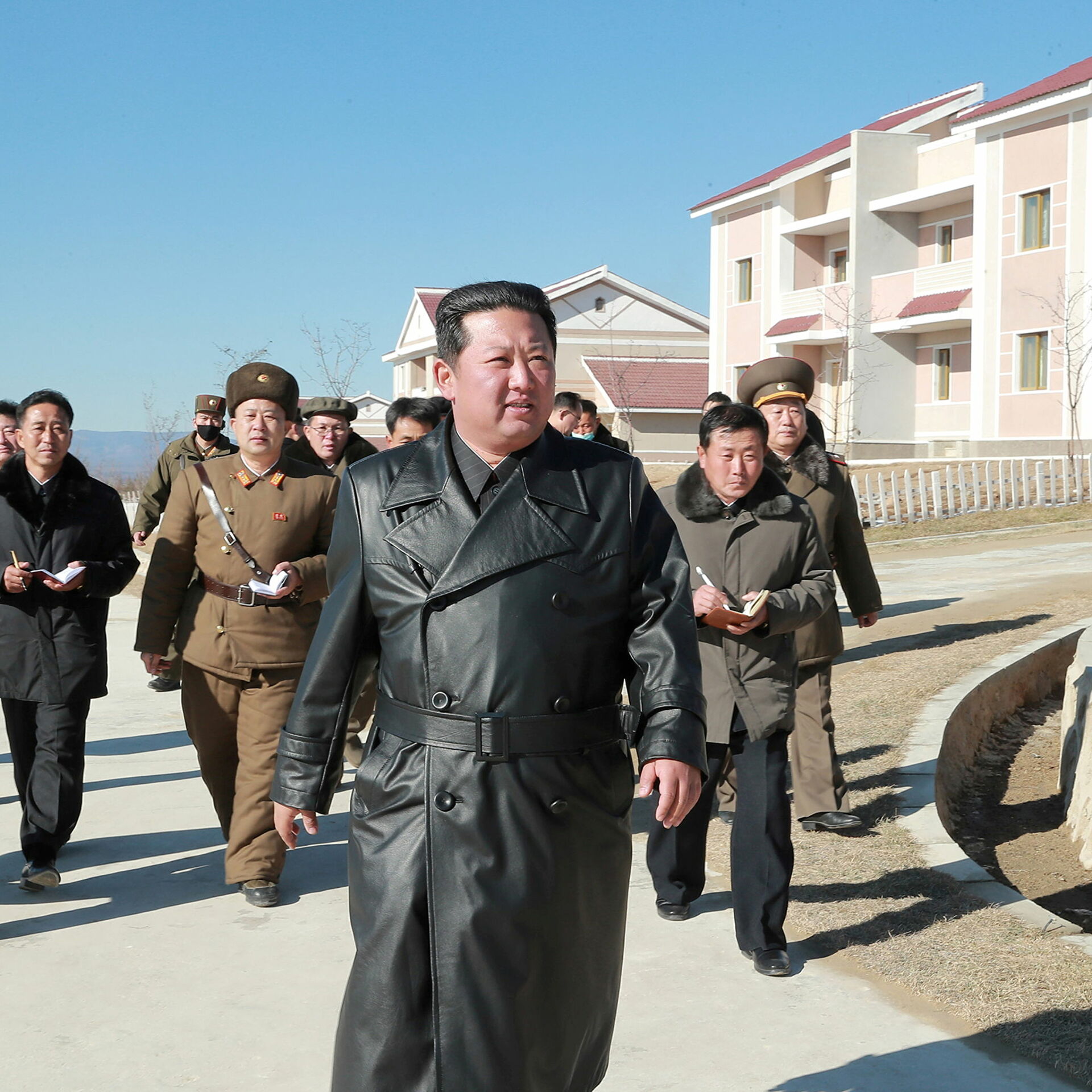 Vì sao Triều Tiên cấm người dân mặc áo khoác da - Ảnh 1.