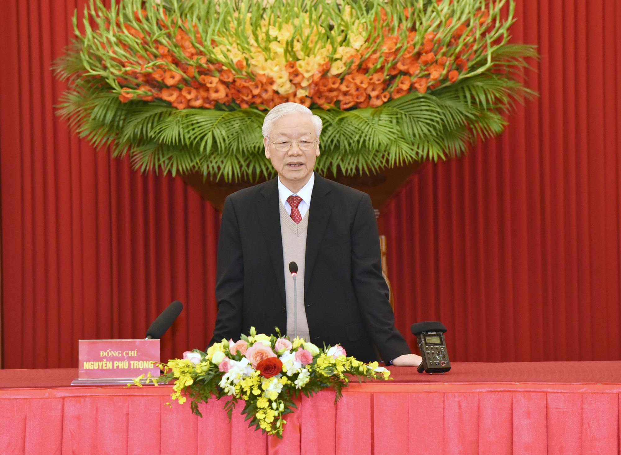 Tổng Bí thư Nguyễn Phú Trọng trao quyết định nghỉ chế độ cho các Ủy viên Bộ Chính trị khóa XII không tái cử - Ảnh 1.