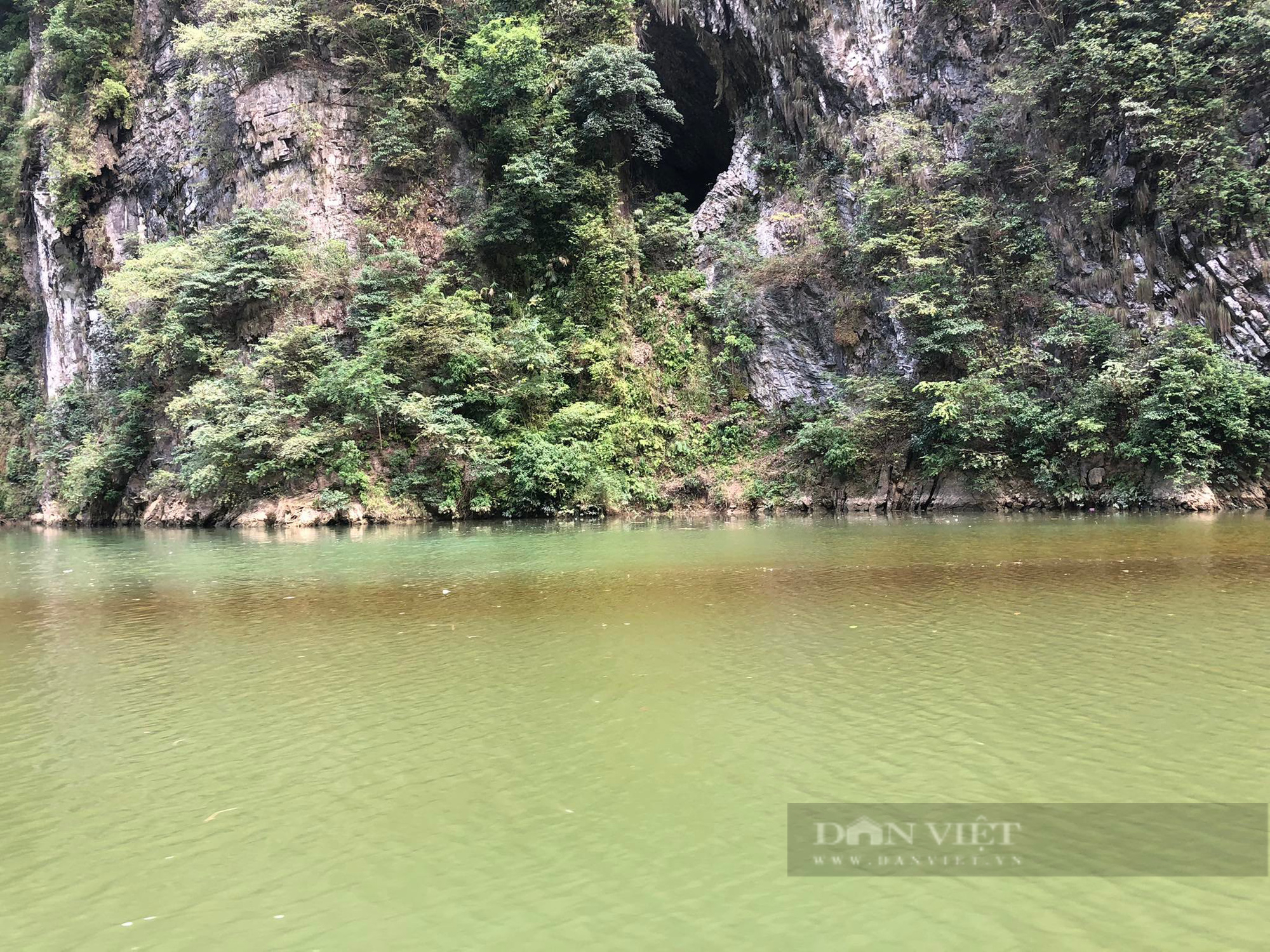 Xuất hiện vệt dầu lớn trên dòng sông Nho Quế, gần tòa nhà Panorama Mã Pì Lèng - Ảnh 3.