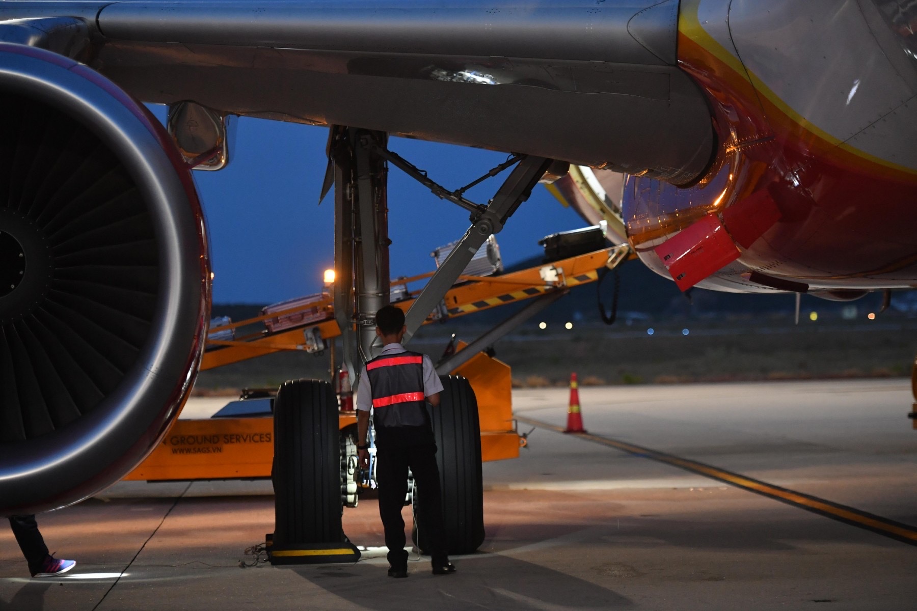Hai máy bay va chạm tại sân bay Nội Bài tất cả hành khách và tổ bay đều an toàn - Ảnh 1.