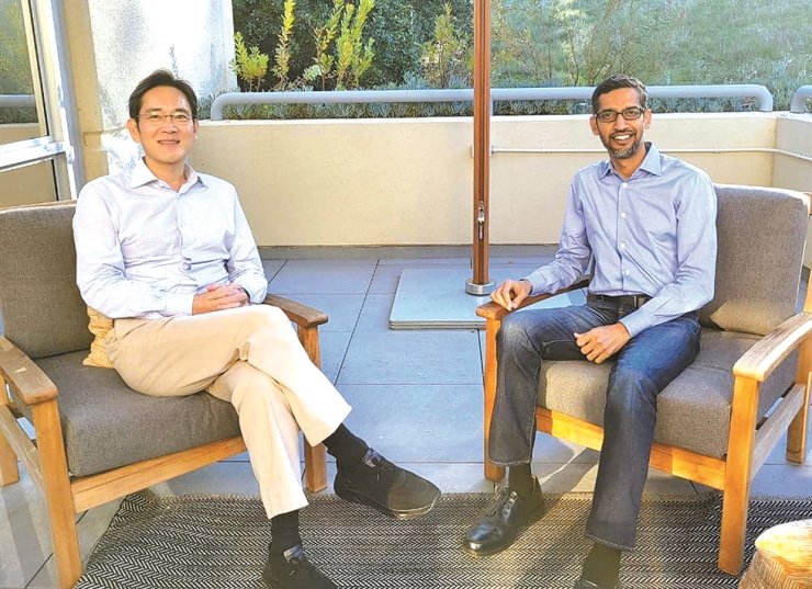 Phó Chủ tịch Samsung Electronics Lee Jae-yong, trái, cùng Giám đốc điều hành Google Sundar Pichai tại trụ sở chính của Google ở Mountain View, California. Ảnh: @AFP.